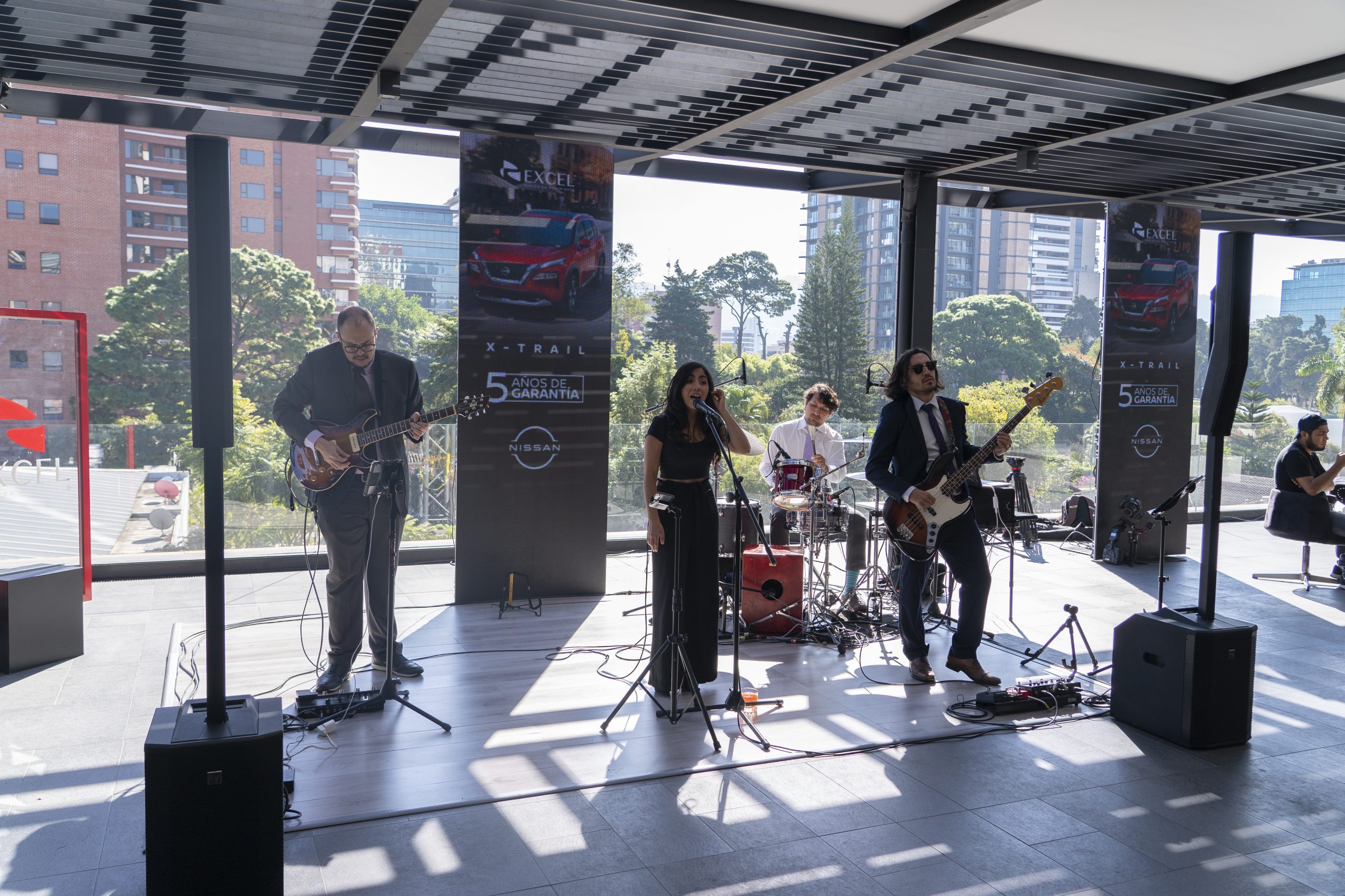 Banda musical durante evento de extensión de garantía de Nissan y Mitsubishi a 5 años por Excel Automotriz. 